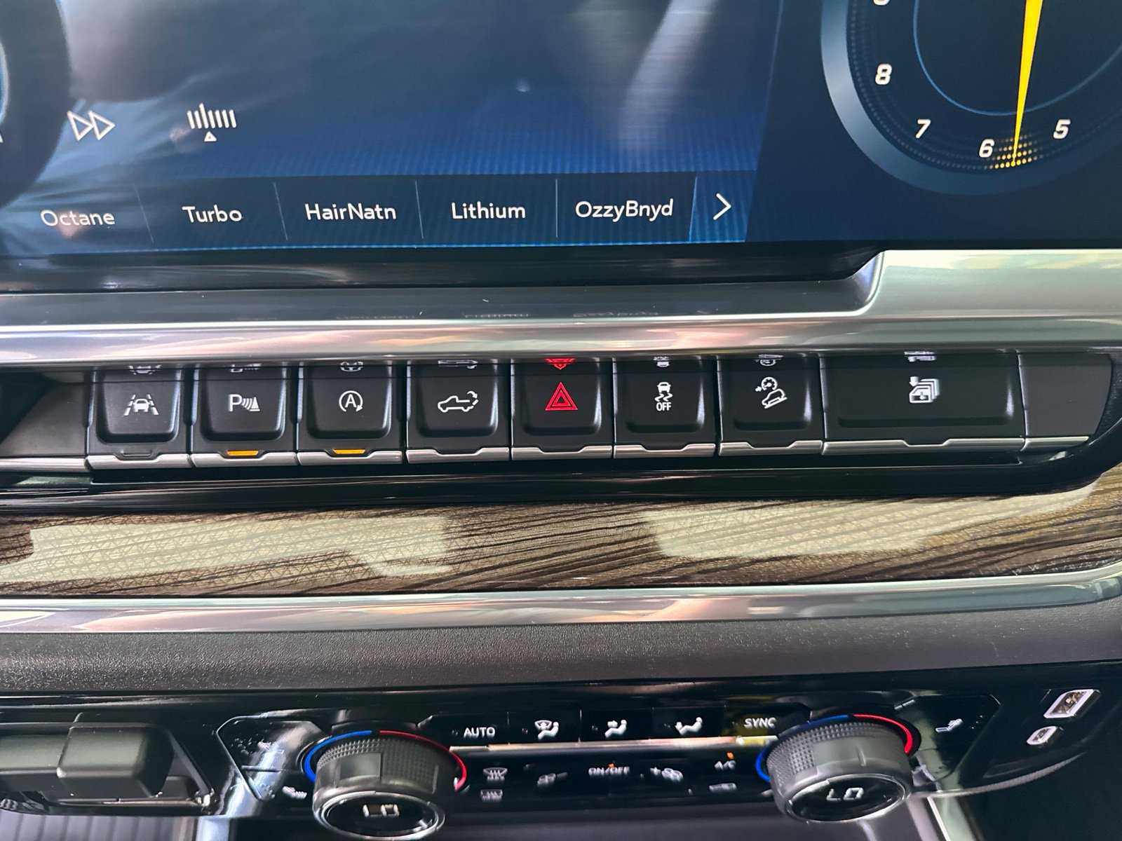 Used 2024 Chevrolet Silverado 1500 LT Trail Boss w/ Convenience Package II AWD/4WD image 32