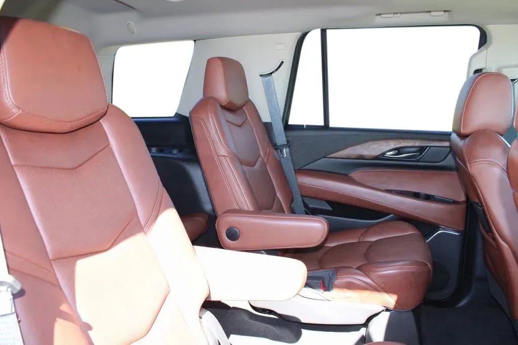 Used 2018 Cadillac Escalade Premium Luxury AWD/4WD image 25