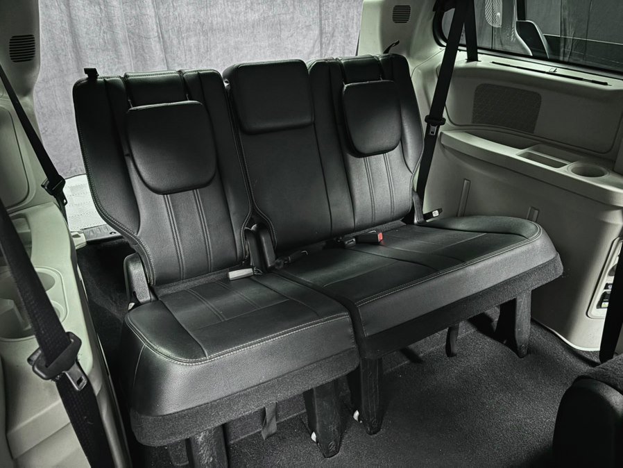 Used 2016 Chrysler Town & Country Touring w/ Driver Convenience Group image 33