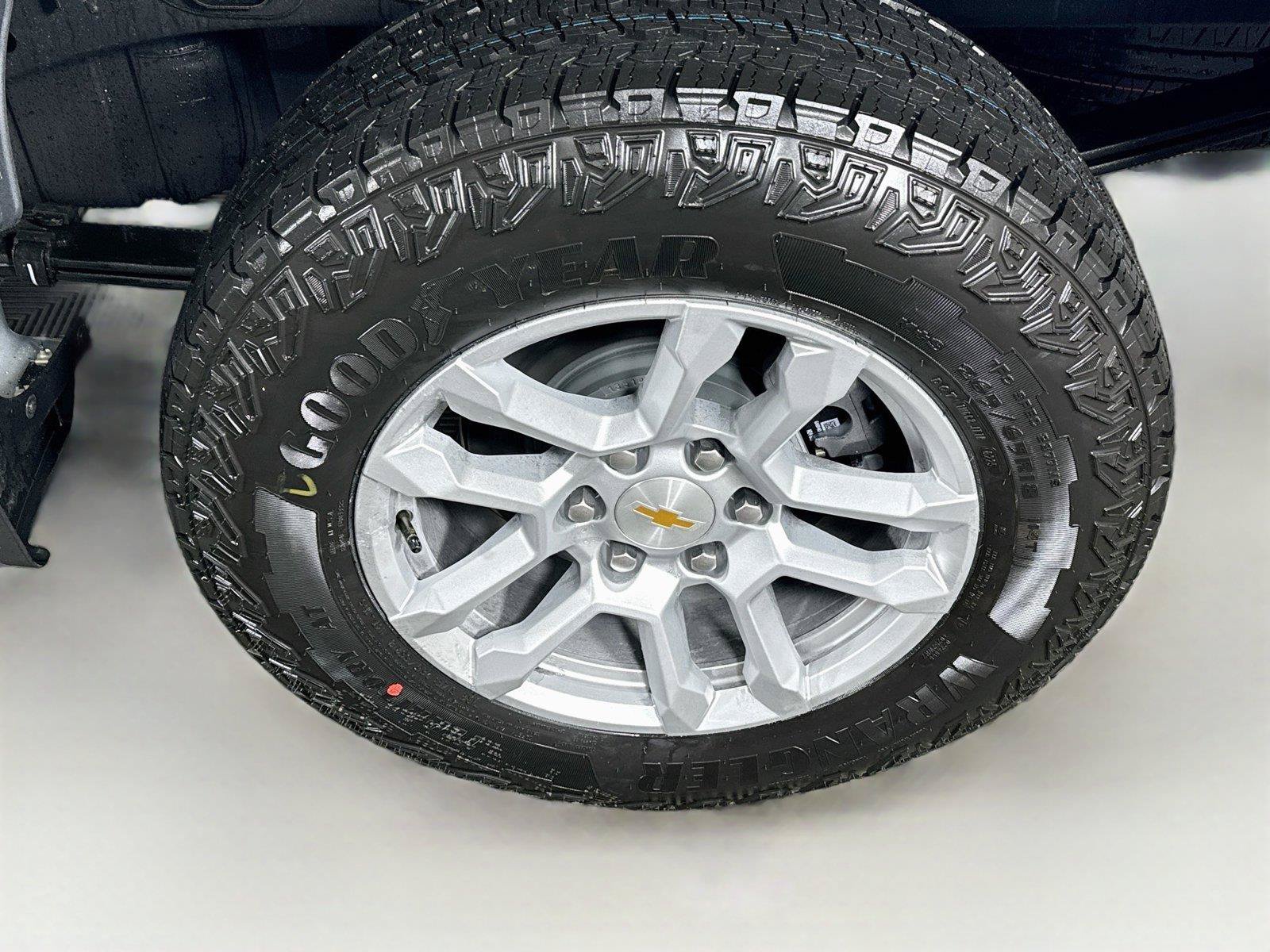 Used 2025 Chevrolet Silverado 1500 LT AWD/4WD image 23