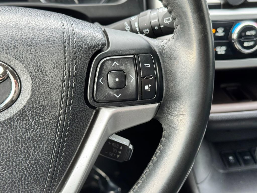 Used 2015 Toyota Highlander XLE image 30