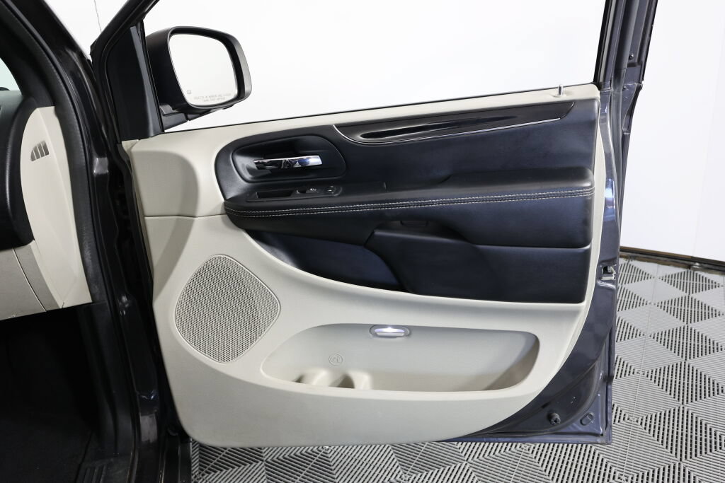 Used 2017 Dodge Grand Caravan SXT FWD image 24