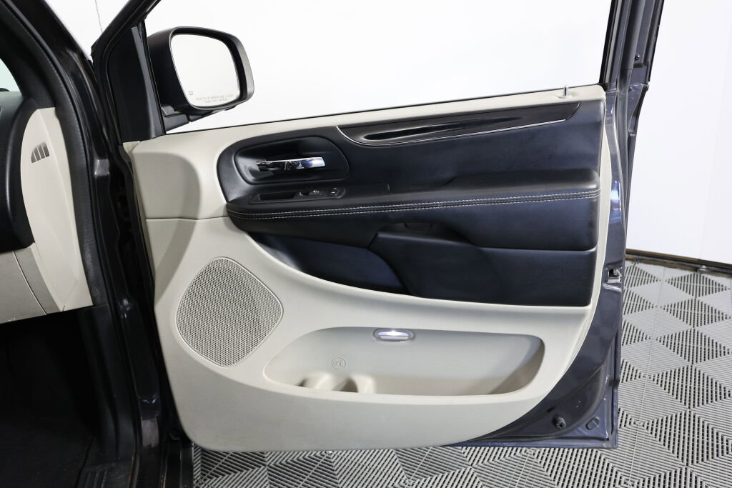 Used 2017 Dodge Grand Caravan SXT FWD image 24