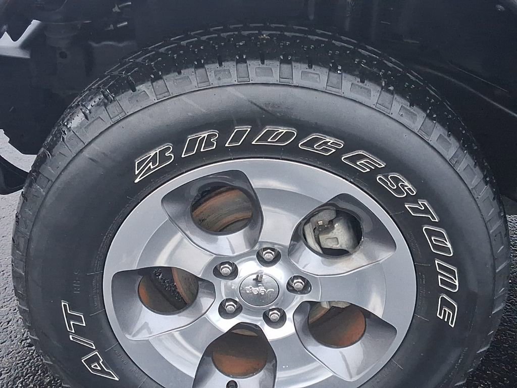 Used 2018 Jeep Wrangler Unlimited Sahara w/ Connectivity Group image 11