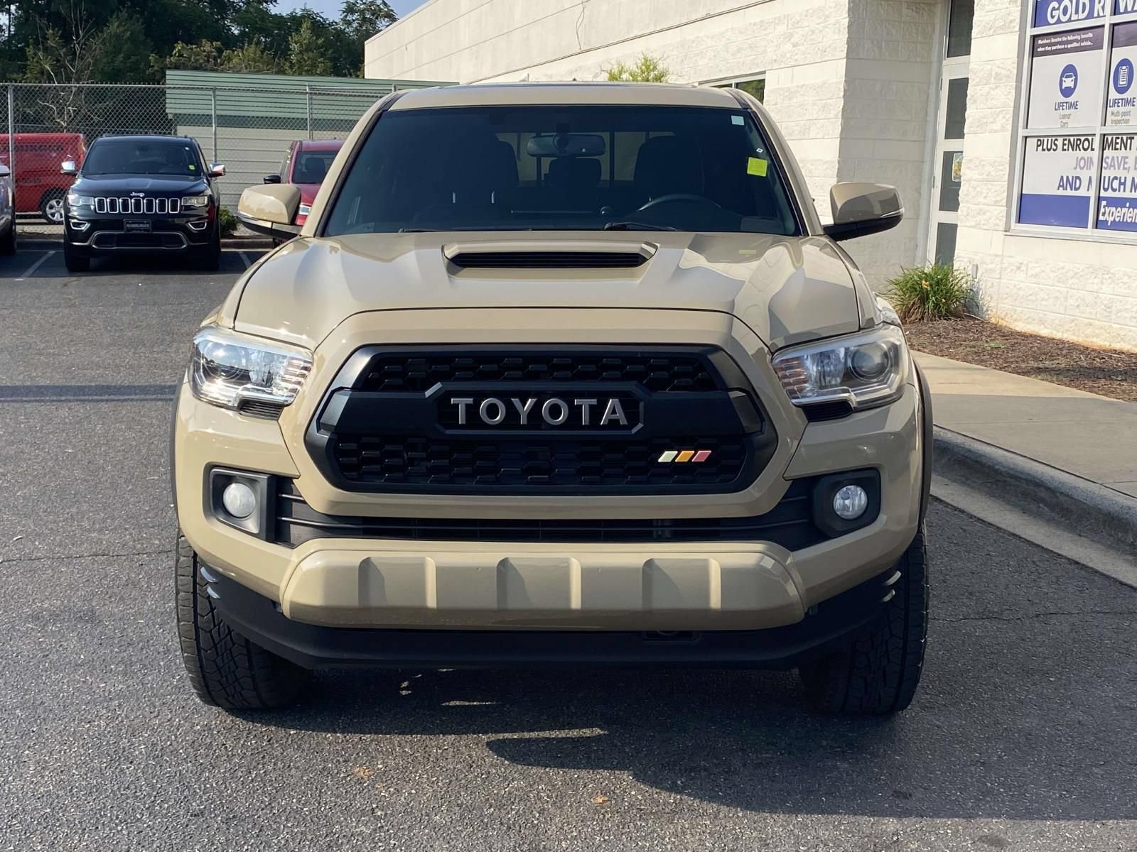Used 2017 Toyota Tacoma TRD Sport AWD/4WD image 2