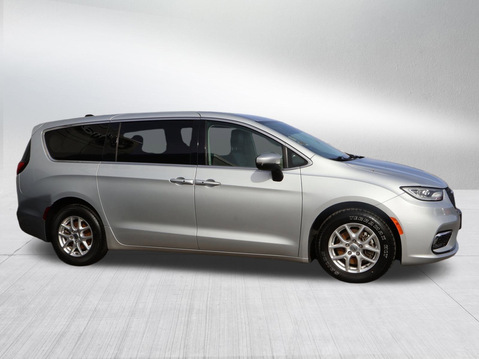 Used 2023 Chrysler Pacifica Touring-L image 7