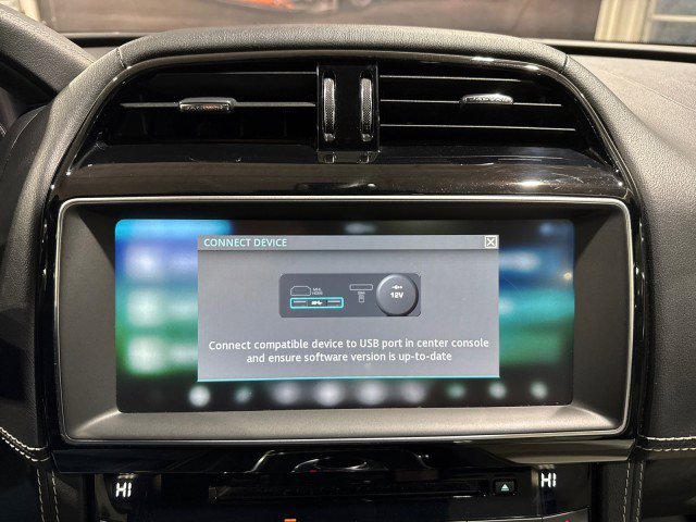 Used 2020 Jaguar F-PACE R-Sport image 76