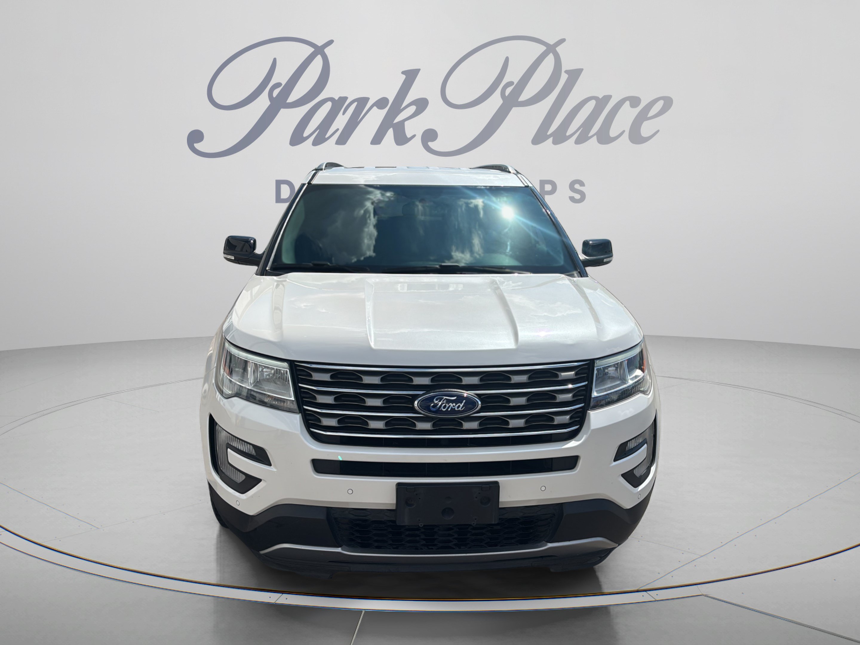 Used 2017 Ford Explorer XLT w/ Equipment Group 202A FWD image 9