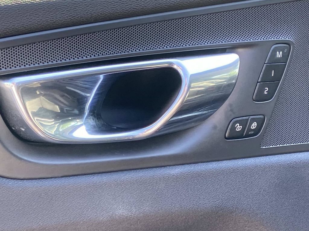 Used 2019 Volvo XC60 T6 Momentum w/ Premium Package AWD/4WD image 21