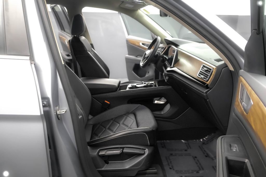 Used 2024 Volkswagen Atlas SE image 34