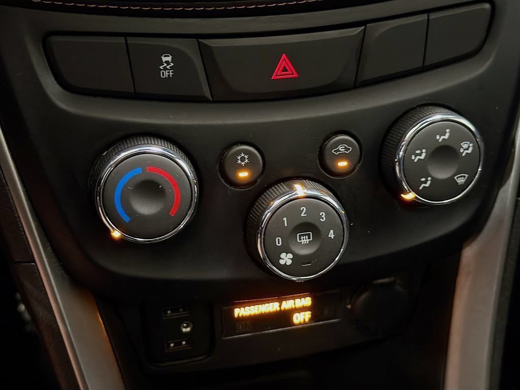 Used 2020 Chevrolet Trax LT w/ Sun & Sound Package FWD image 27