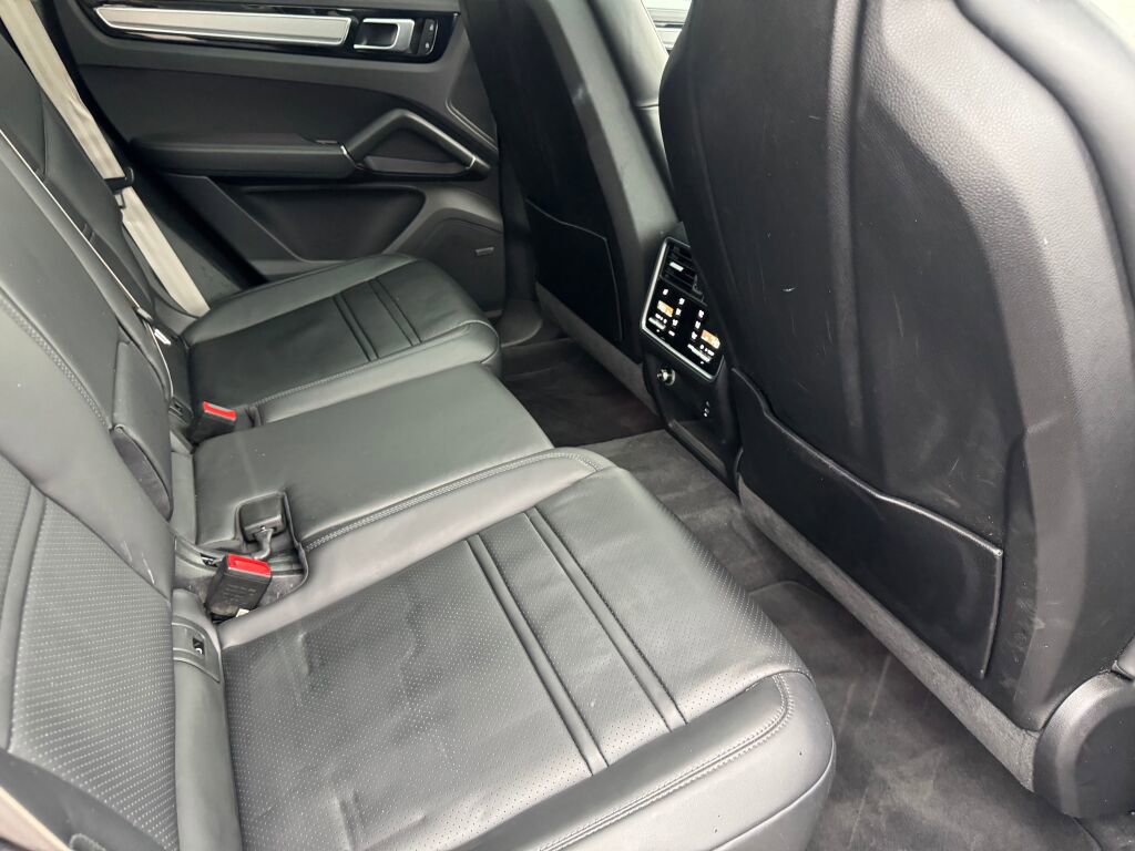 Used 2023 Porsche Cayenne Platinum Edition image 18