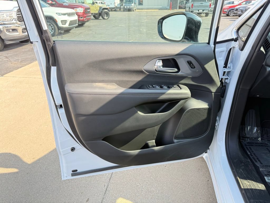 New 2025 Chrysler Pacifica Select FWD image 13