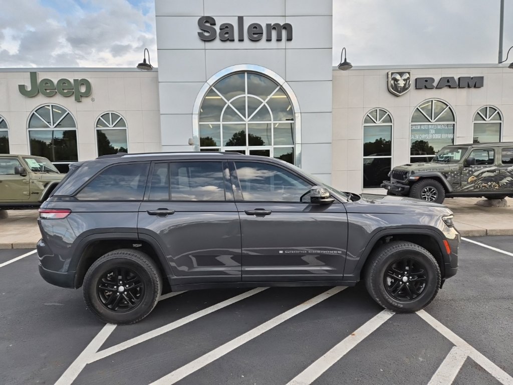 Used 2024 Jeep Grand Cherokee Laredo AWD/4WD image 5