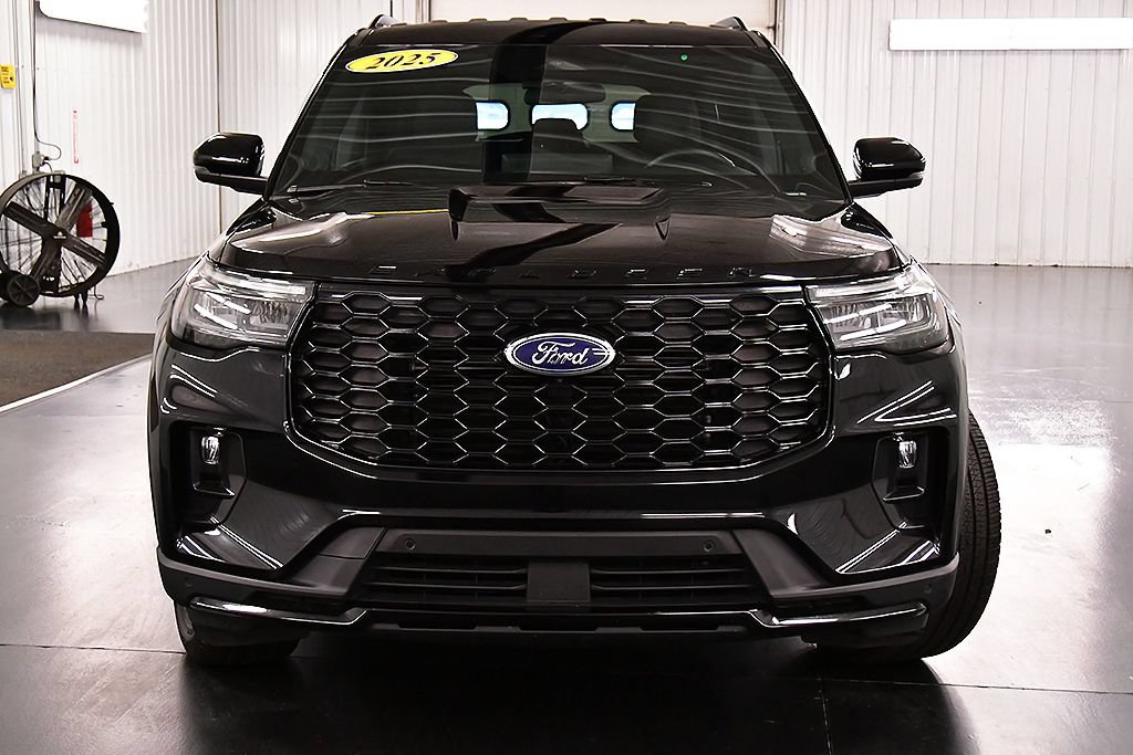 Used 2025 Ford Explorer ST-Line w/ ST-Line Street Pack AWD/4WD image 2