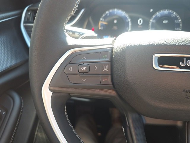 New 2025 Jeep Grand Cherokee Altitude image 13