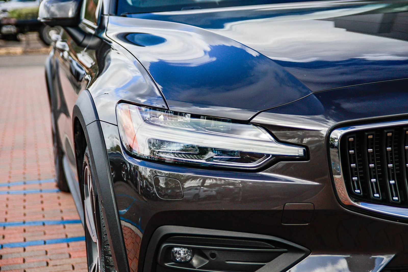 Used 2025 Volvo V60 B5 Cross Country Plus image 41