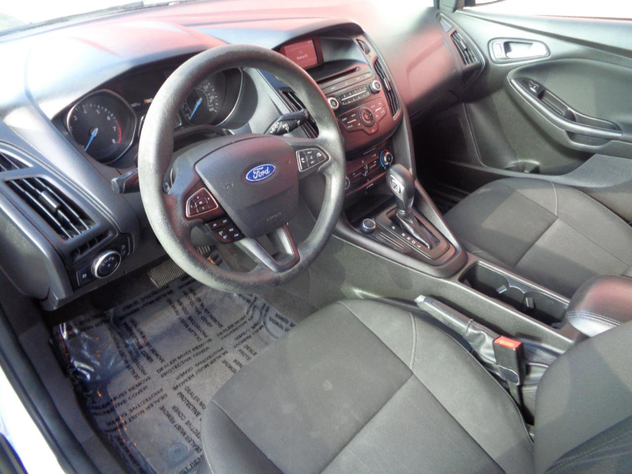 Used 2017 Ford Focus SE FWD image 2