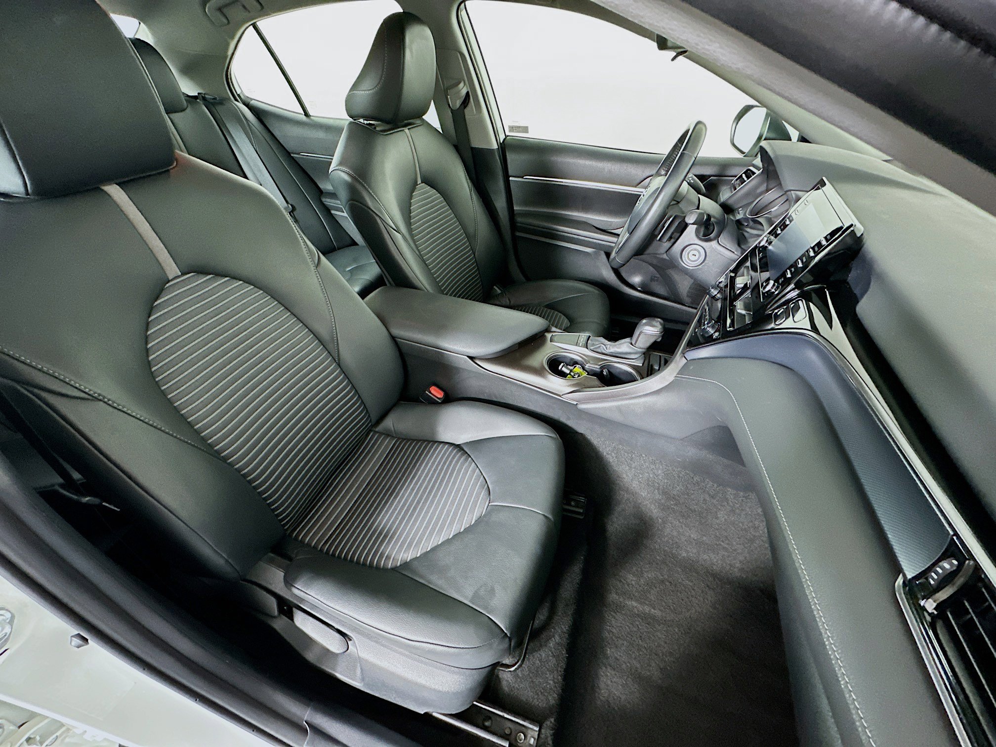 Used 2024 Toyota Camry SE image 29