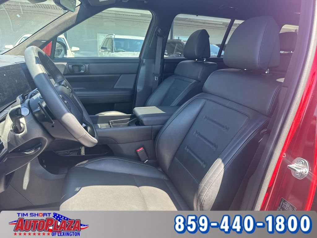 Used 2025 Hyundai Santa Fe Calligraphy AWD/4WD image 3