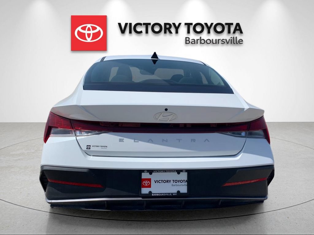 Used 2024 Hyundai Elantra SEL FWD image 4