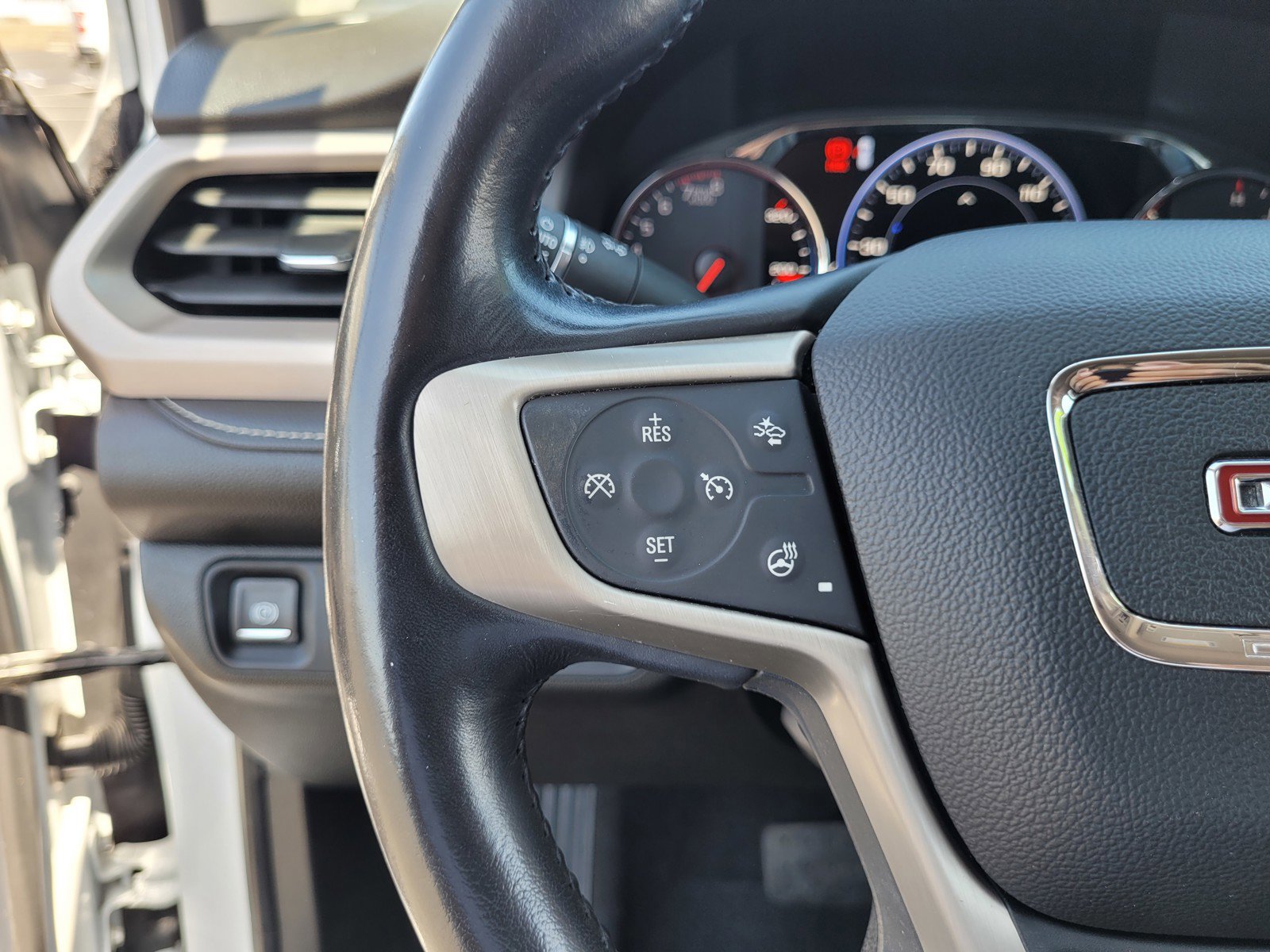 Used 2021 GMC Acadia Denali w/ Denali Technology Package FWD image 23