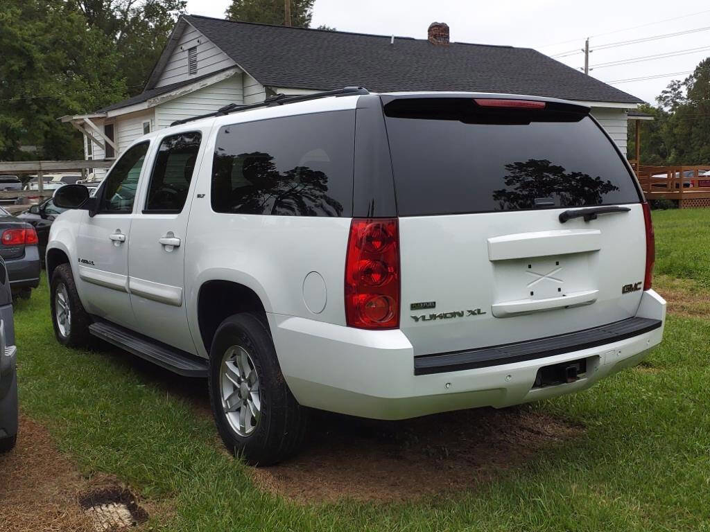 Used 2008 GMC Yukon XL SLT w/ SLT Preferred Equipment Group AWD/4WD image 3