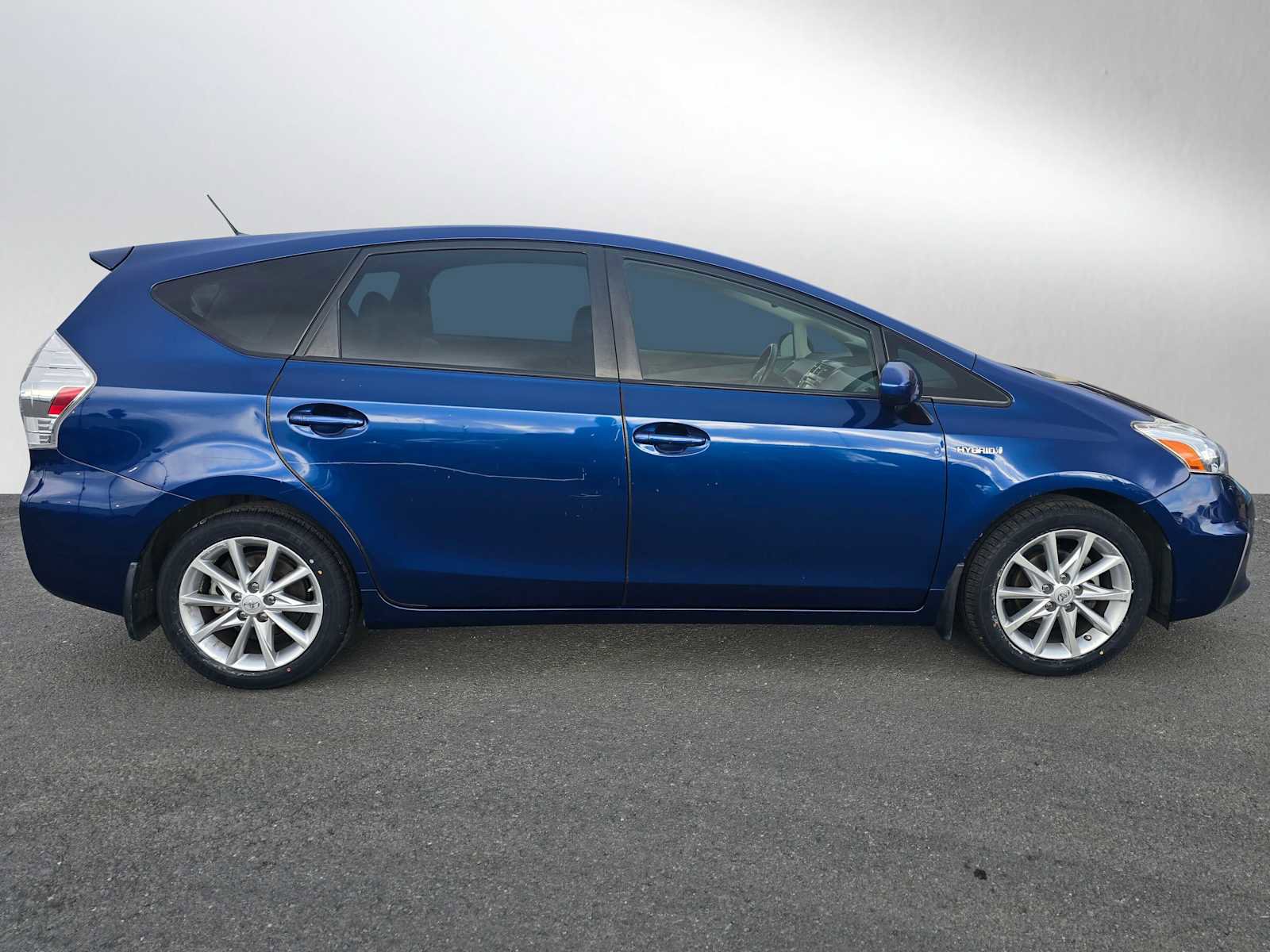 Used 2014 Toyota Prius V Five image 2