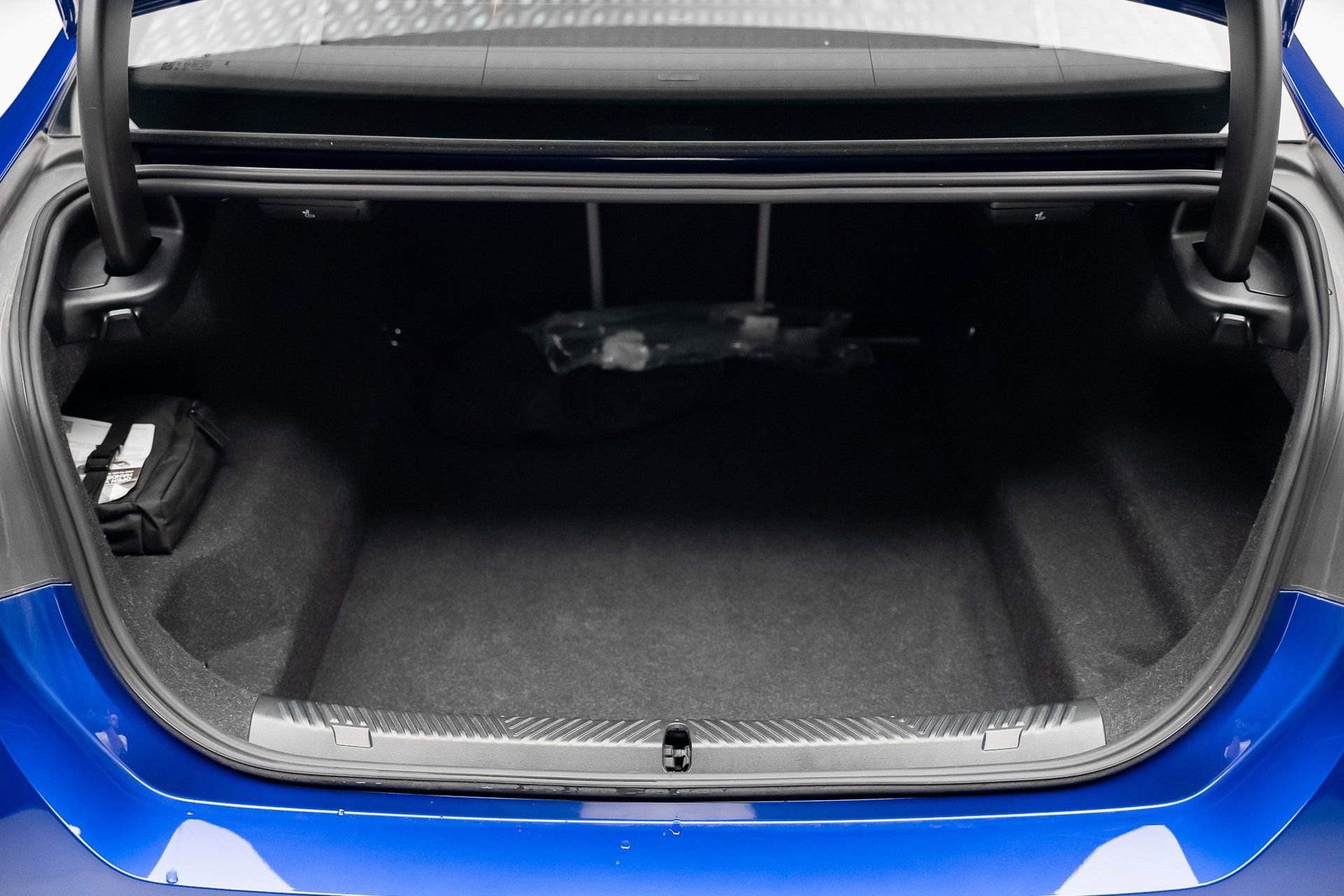 Used 2025 BMW M5 w/ Carbon Package image 76