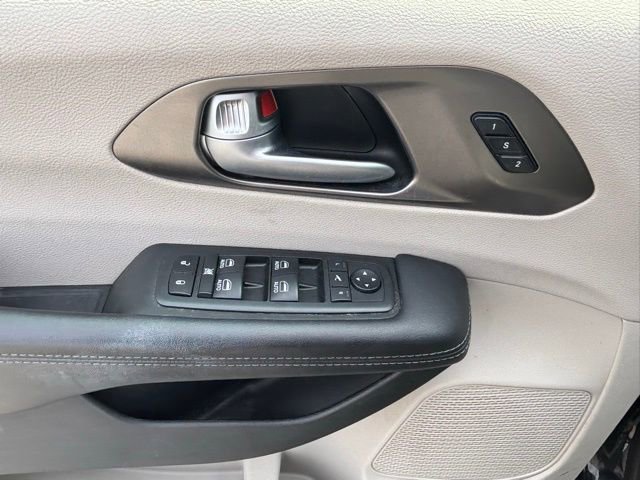 Used 2018 Chrysler Pacifica Limited w/ Tire & Wheel Group image 11