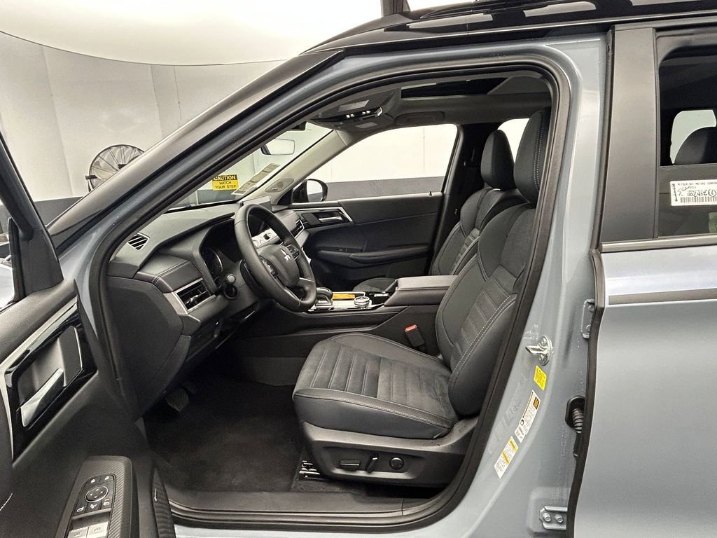 New 2025 Mitsubishi Outlander AWD image 17