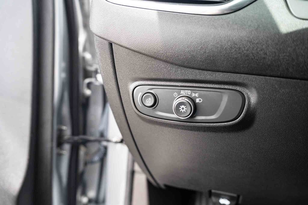 Used 2024 Chevrolet Equinox LS w/ Driver Confidence II Package FWD image 13