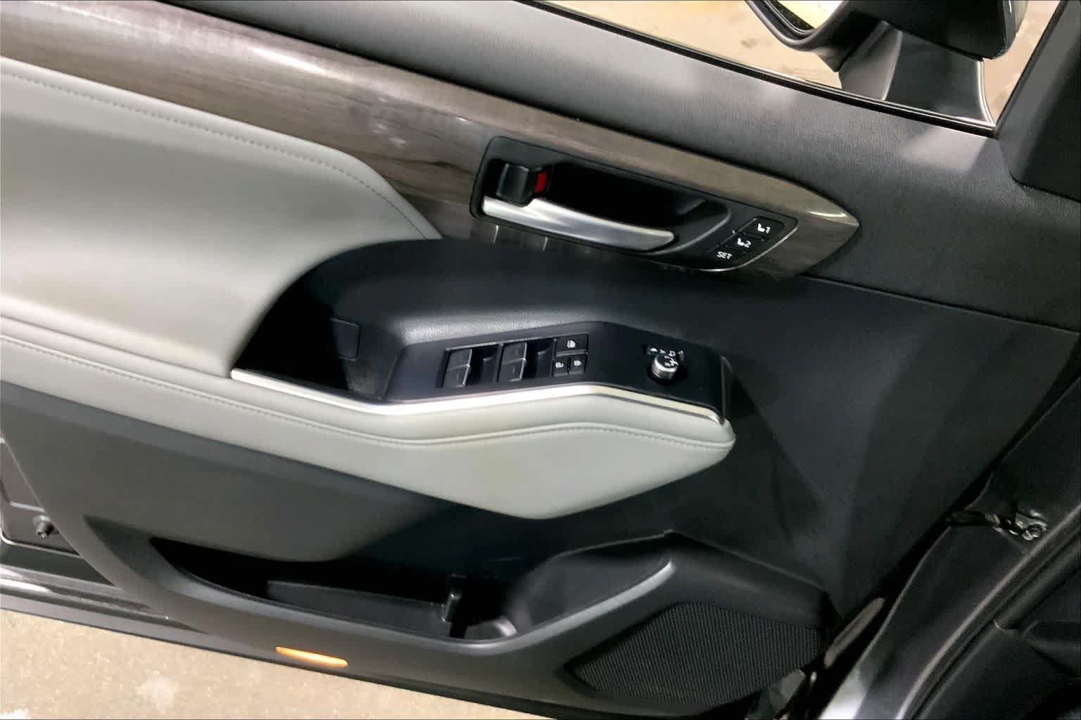 Used 2023 Toyota Highlander Platinum AWD/4WD image 36
