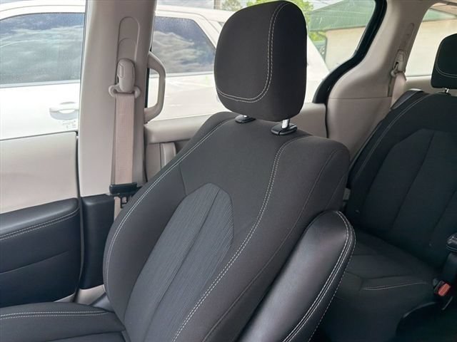 Used 2023 Chrysler Voyager LX FWD image 11