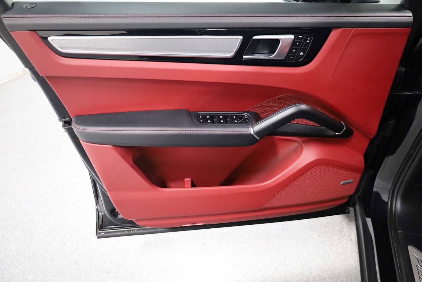 Used 2022 Porsche Cayenne image 16