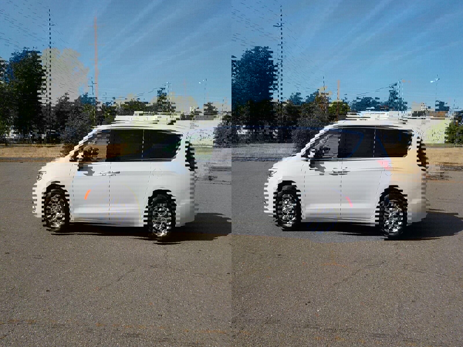 Used 2023 Chrysler Pacifica Touring-L image 6