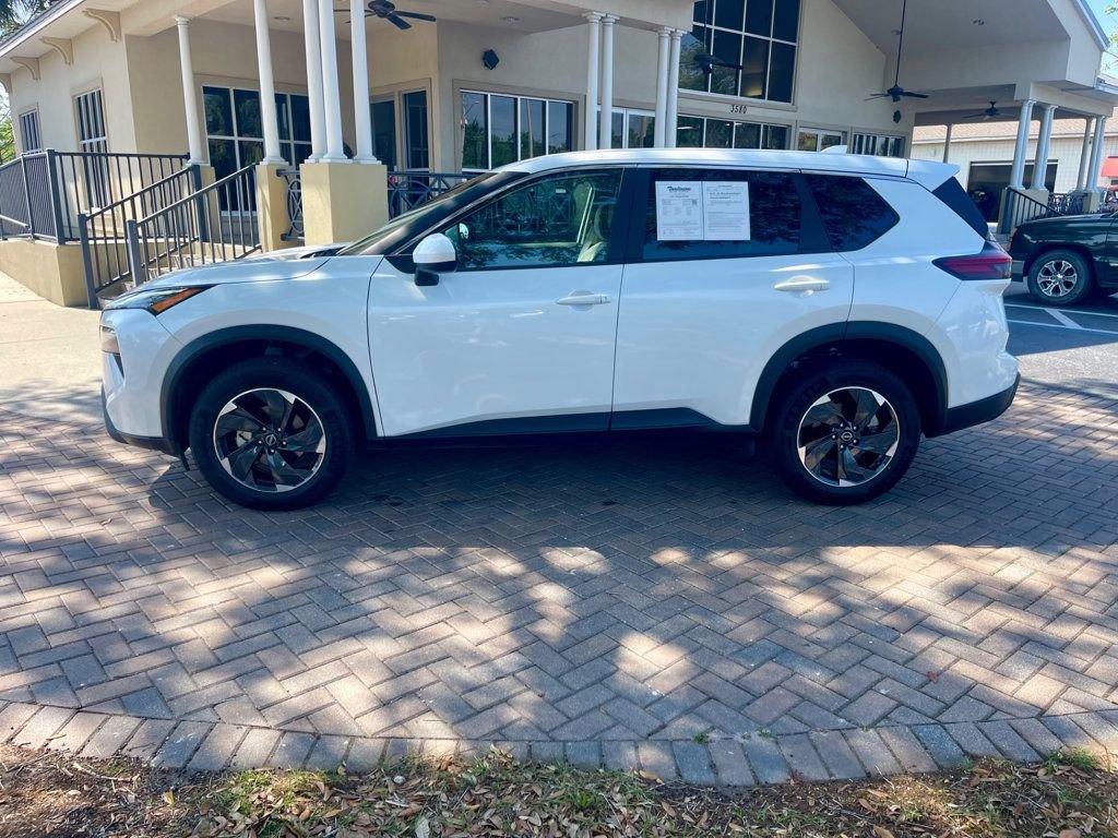 Used 2025 Nissan Rogue SV AWD/4WD image 2
