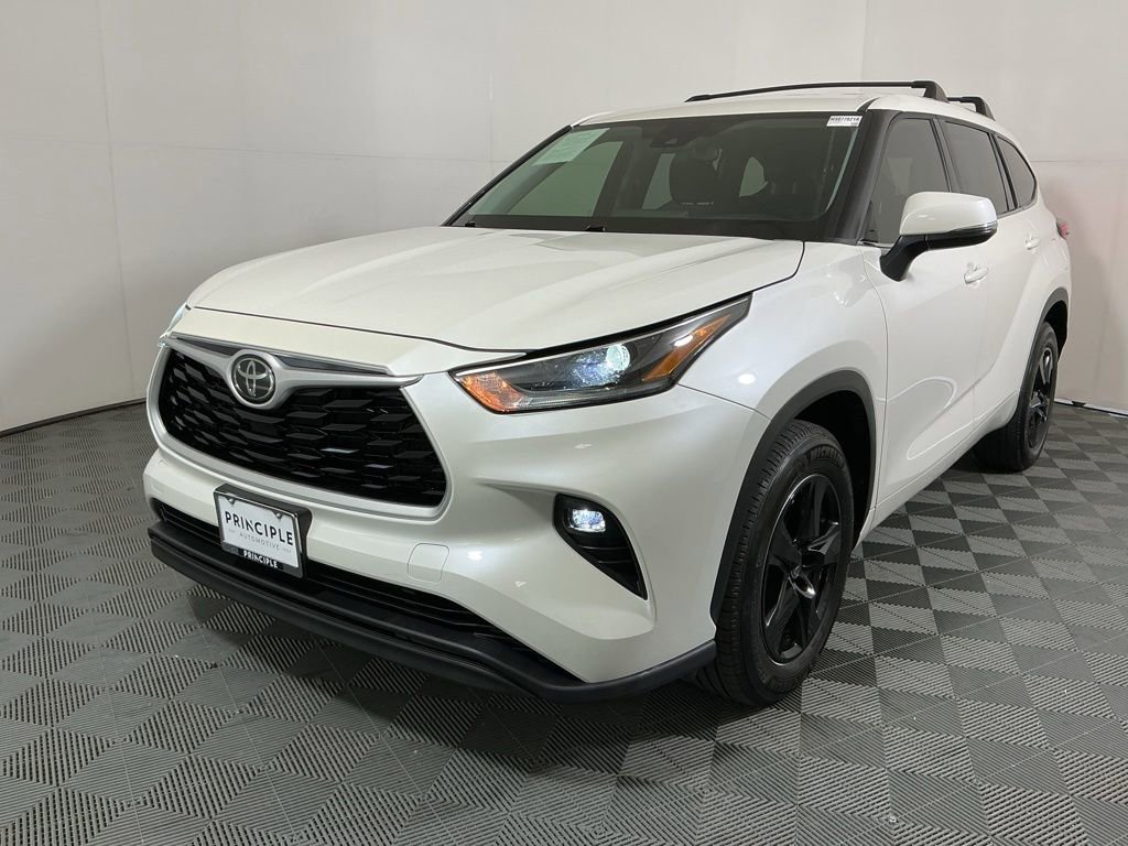 Used 2021 Toyota Highlander LE FWD image 2