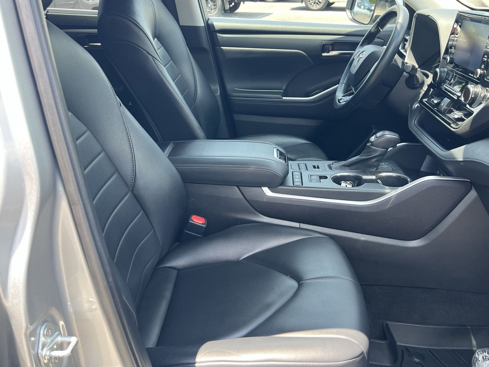 Used 2021 Toyota Highlander XLE AWD/4WD image 29