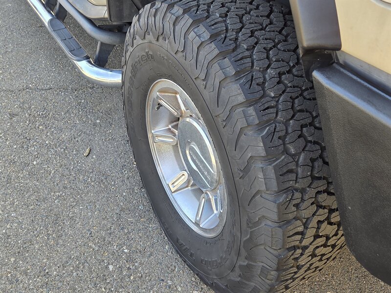 Used 2005 HUMMER H2 SUT w/ Preferred Equipment Group AWD/4WD image 6