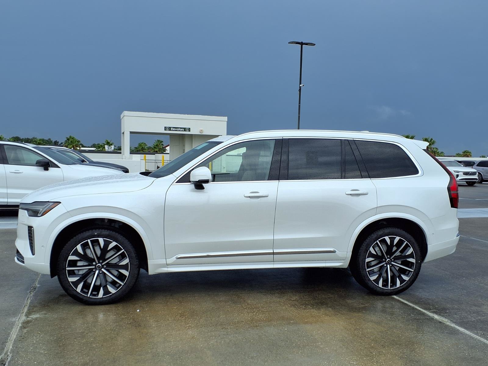 New 2026 Volvo XC90 B6 Plus w/ Protection Package Premier AWD/4WD image 4