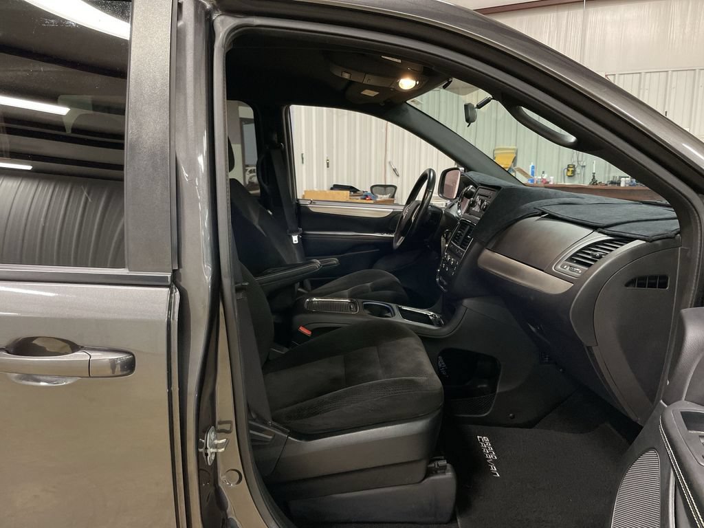 Used 2016 Dodge Grand Caravan SXT FWD image 26