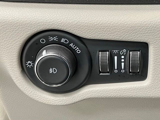 Used 2023 Chrysler Pacifica Limited FWD image 32