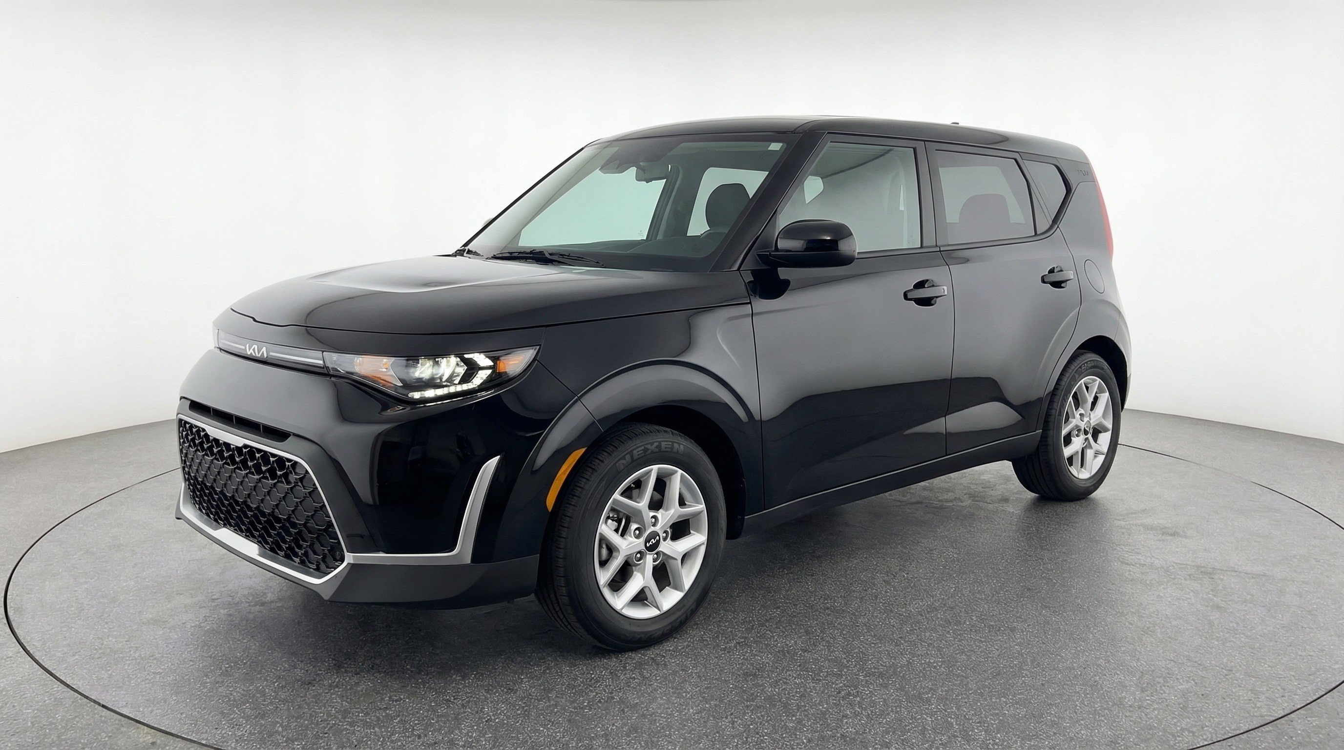 Used 2025 Kia Soul LX w/ LX Technology Package FWD image 3