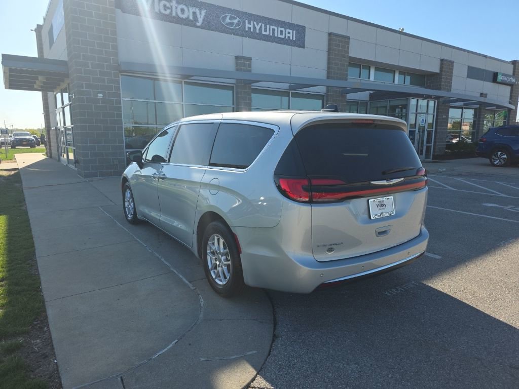 Used 2024 Chrysler Pacifica Touring-L FWD image 7
