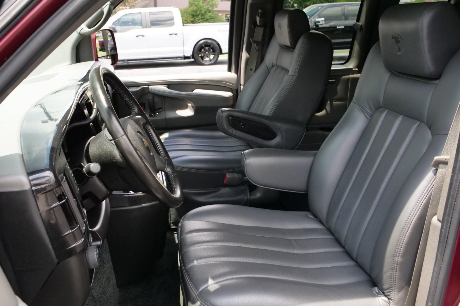 Used 2014 Chevrolet Express 1500 RWD image 3