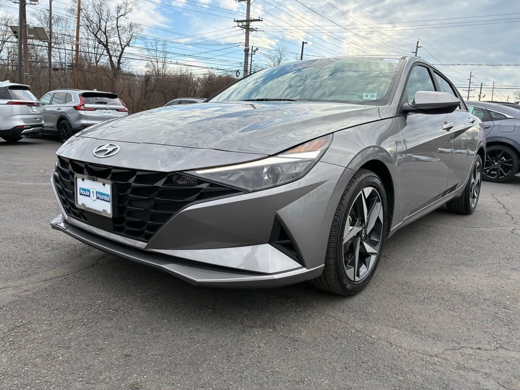 Used 2023 Hyundai Elantra SEL w/ Convenience Package FWD image 3
