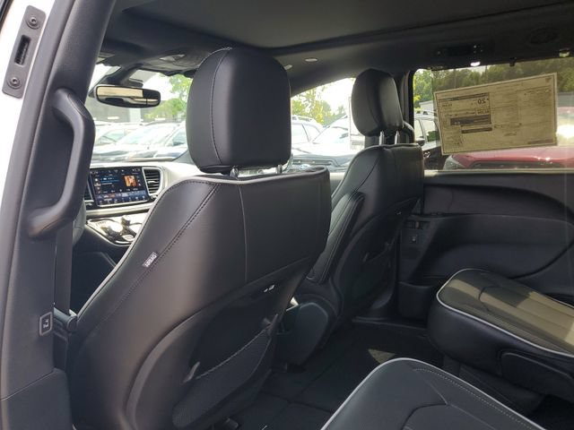 New 2027 Chrysler Pacifica Limited w/ Family Tech Group AWD/4WD image 13