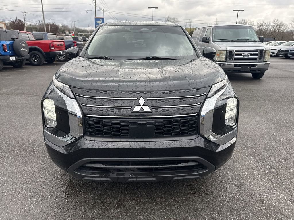 Used 2023 Mitsubishi Outlander ES AWD/4WD image 2