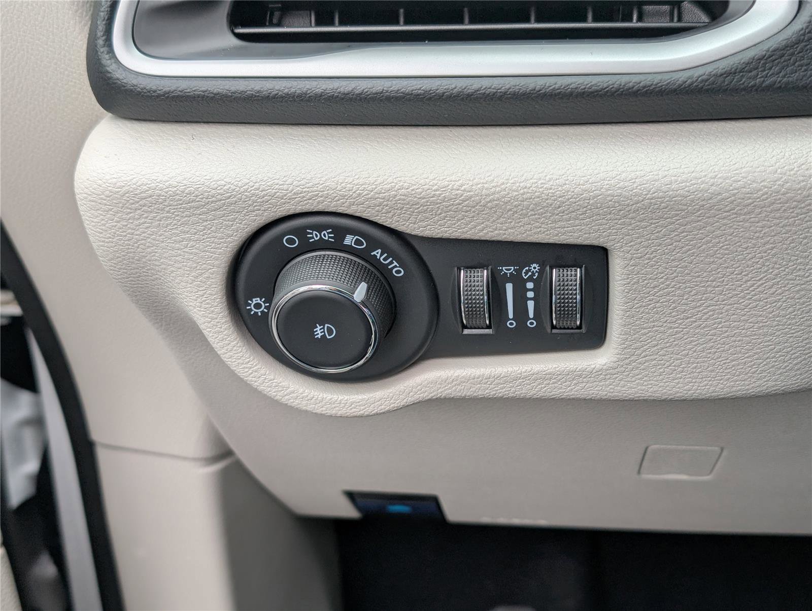 Used 2023 Chrysler Pacifica Touring-L image 21